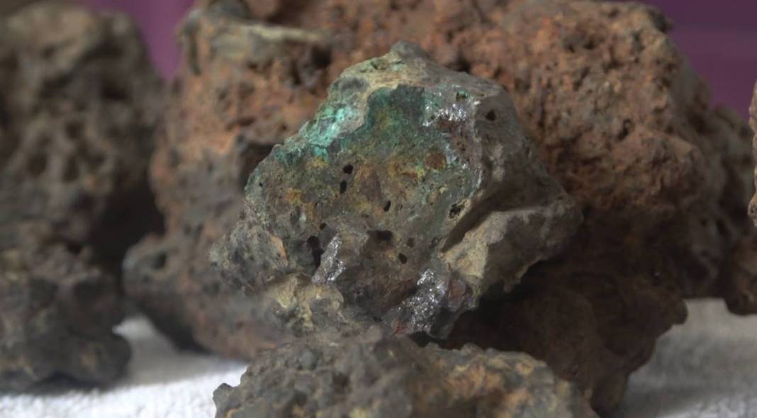 Otlakta bulduğu taş parçasını göktaşı diye alıp eve götürdü: Uyurken yaşadıkları nedeniyle bin pişman oldu! 10